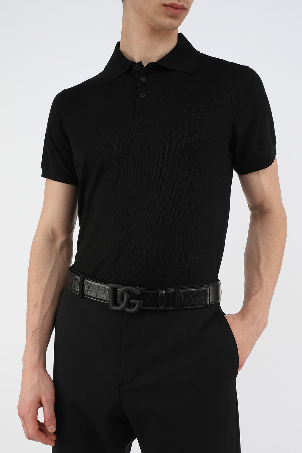 תמונת כל הלוק של חגורת עור עם אבזם מאט בגוון שחור